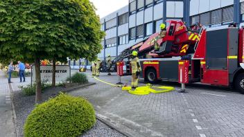 Alarm bei Meyer & Meyer in Osnabrück: Die Feuerwehr ist zur Zentrale des Textillogistikers im Osnabrücker Stadtteil Fledder ausgerückt.