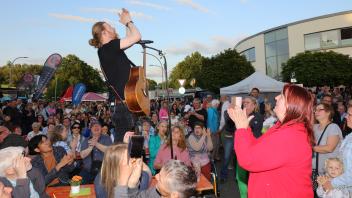 Die Hamburger Coverband „Liebe Leudde“ heizte den Besuchern auf der Bühne ein oder nutzte die Tische im Quellental.