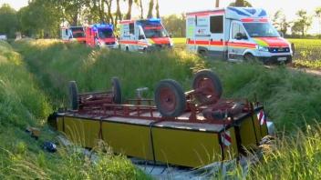 Planwagen stürzt im emsländischen Andervenne in Graben - 12 Personen verletzt