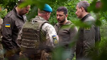 Ukraine-Krieg - Präsident Selenskyj bei Frontbesuch
