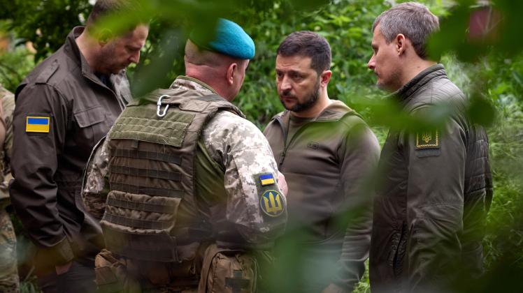 Ukraine-Krieg - Präsident Selenskyj bei Frontbesuch