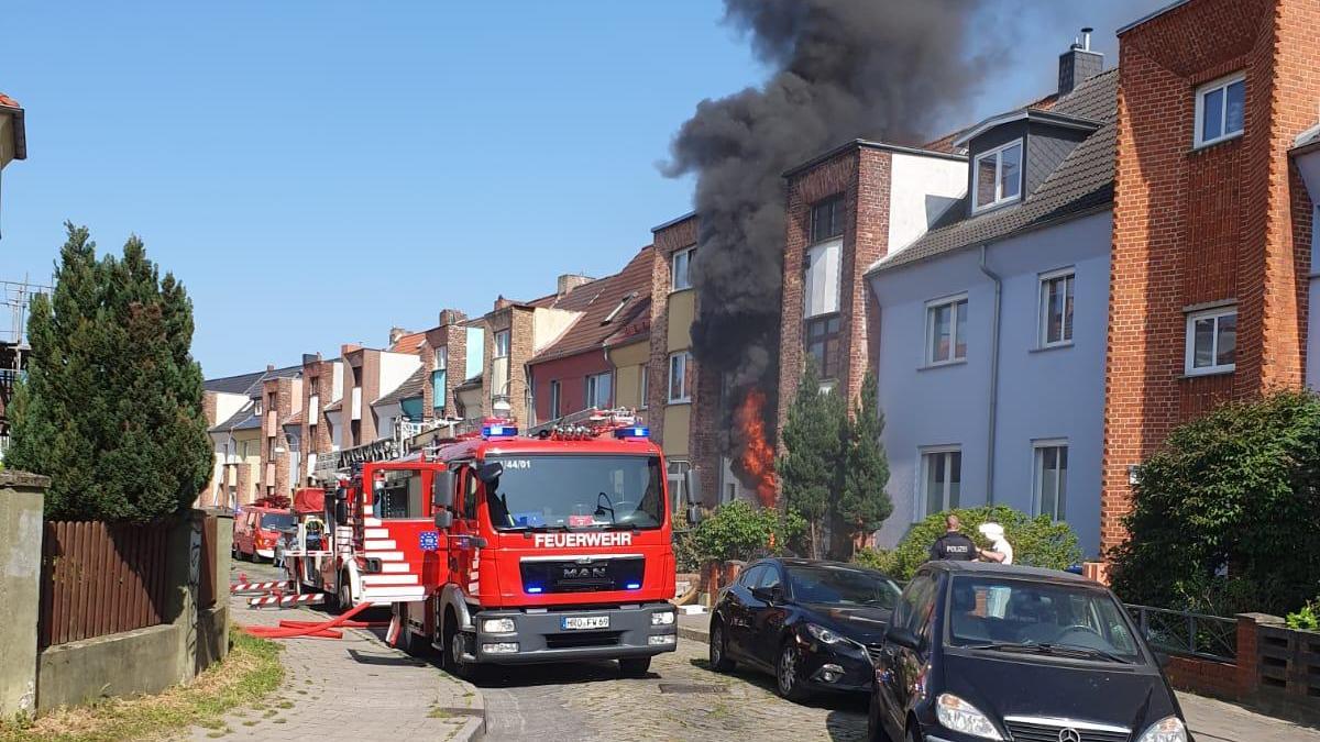 Brand In Rostock Zerstört Wohnhaus: Feuerwehr Stunden Im Einsatz | NNN