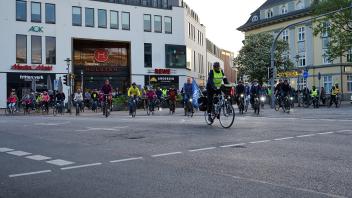 Etwa 120 Radler trafen sich am Gänsemarkt zur abschließenden Bike-Night-Tour durch Neumünster.