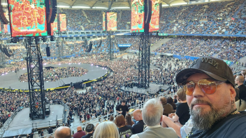 Metal-Fan Joachim Kohlhase beim Konzert der Trash-Metal-Giganten im Hamburger Volksparkstadion.