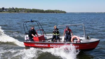 Das Einsatzboot der Freiwillige Feuerwehr Borgwedel fällt wegen Motorschadens aus, weil dreiste Spritdiebe den geleerten Tank mit Wasser aufgefüllt haben.