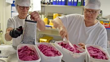 Die Farbe ist eine Wucht und auch der Geschmack der neuen Eiskreation aus Holthusen hat bereits die ersten Fans. Rote Bete trifft auf Blaubeeren. Heidi Döscher und Catrin Lemke haben wieder Nachschub produziert. 