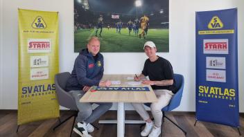 Hat einen Zweijahresvertrag beim SV Atlas Delmenhorst unterschrieben: der Stürmer Justin Dähnenkamp (rechts). Darüber freute sich der sportliche Leiter Bastian Fuhrken.