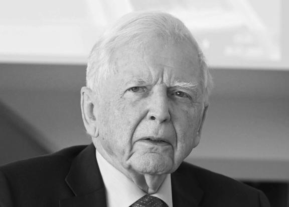 Medizin-Nobelpreisträger Harald zur Hausen (28. Mai): Der Krebsforscher und Medizin-Nobelpreisträger Harald zur Hausen ist tot. Er starb im Alter von 87 Jahren.. Der international bekannte Virologe galt als geistiger Vater eines breit angewandten Impfstoffs gegen Gebärmutterhalskrebs und andere Tumore, was ihm 2008 den Nobelpreis für Medizin einbrachte. Medizin-Nobelpreisträger Harald zur Hausen gestorben