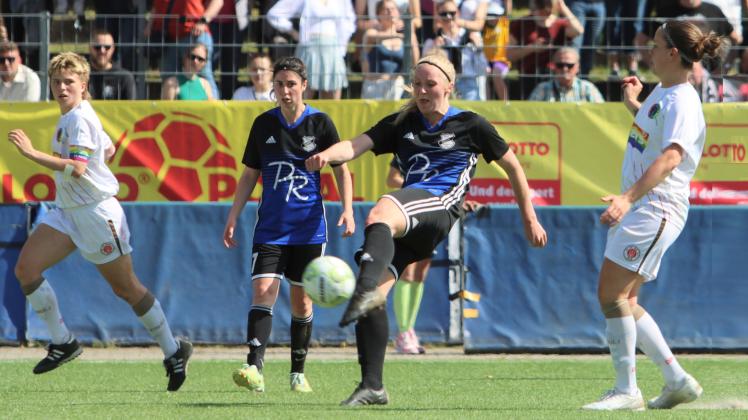 Josefin Lutz (2. von rechts, FC Union Tornesch) und Alla Yanchenko (2. von links, FC Union Tornesch) gegen Carlotta Kuhnert (FC St. Pauli, links) und Nina Philipp (FC St. Pauli, rechts)