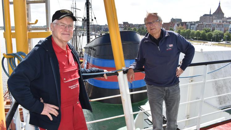 Machen sich Sorgen um den Vereinsnachwuchs: Jürgen Wulff (l.) und Michael Egelkraut vom Verein Technische Flotte Rostock, der den Eisbrecher „Stephan Jantzen“ im Stadthafen instand hält.