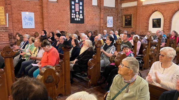 Volle Kirchenbänke beim Schlagergottesdienst in der Hagenower Stadtkirche