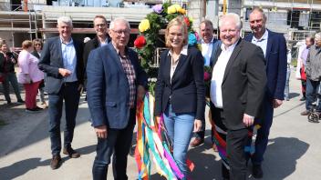 Beim Richtfest für das Pflegezentrum Heilig Geist sprachen u.a. von links Heiner Pahlmann, Bürgemeister Stadt Bramsche, Baudirektor Christian Müller, Rudolf Fissmann, Geschäftsführer Caritas Pflege Nord, Christina Jaax, Bistum Osnabrück, Werner Lager, stellv. Landrat, Pfarrer Jens Brandebusemeyer und Ulf Diekmann, Aufsichtsrat Caritas Pflege Nord, ein paar Grußworte. 