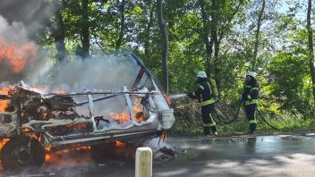 Der Wohnwagen brannte völlig aus. Die Freiwillige Feuerwehr Dörpen war mit vier Fahrzeugen vor Ort.