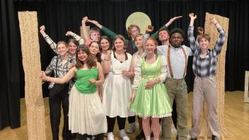 Die Akteure der Theater-AG der Klaus Groth-Schule in Tornesch führen Ein Sommernachtstraum von William Shakespeare auf.