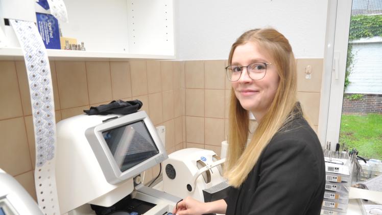Ihr Handwerk besonders gut versteht Sophia Liesen aus Aschendorf. Unser Foto zeigt die 23-Jährige an einem Gerät, das die Form einer Brille abtastet.