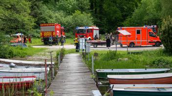 Die Freiwilligen Feuerwehren Nübel und Süderfahrenstedt, der Rettungsdienst sowie die Taucherstaffel des THW aus Schleswig und von der Berufsfeuerwehr aus Flensburg wurden alarmiert.