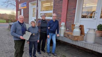 Eine Reise in die 119-jährige Geschichte der Molkerei unternahmen Hajo Lübben (von links), Margot Bruns, Elke und Detlef Zimmermann vor dem Gebäude der ehemaligen Molkerei. 
