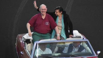 Wolfgang Koth mit seiner Frau Jana auf  der Ehrenrunde nach der Würdigung als MC-Ehrenmitglied.