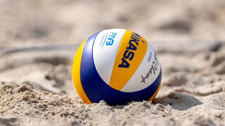 Ein Beachvolleyball der Marke Mikasa liegt im Sand. Beachvolleyball, Deutsche Meisterschaft, Themenbild, Symbolbild, 06.