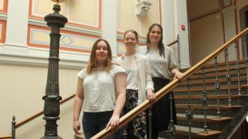 Für die Universität Rostock nehmen in diesem Jahr Hanna Weber (v.l.), Caroline Spratte und Denise Juliett Avellan am Wettbewerb Rostock‘s Eleven teil.