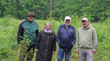 Bezirksförster Christian Rosenow (von links) begutachtete mit Helmut, Gisela und Mirko Hamke, ob die Neuanpflanzungen auf dem Grundstück am Klein Nordender Heideweg gut angewachsen sind.
