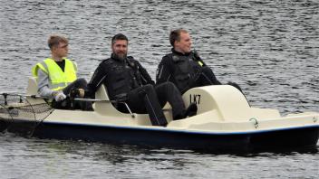 Lübeck: Streifenpolizisten ziehen mit dem Tretboot eine Reue mit einem toten Nagetier über die Lübecker Wakenitz.