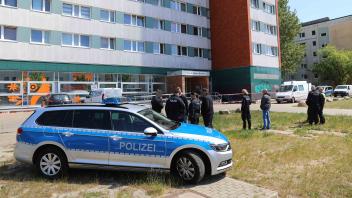Ein Messerangreifer ist von der Polizei am im Rostocker Stadtteil Evershagen mit mehreren Schüssen gestoppt worden.