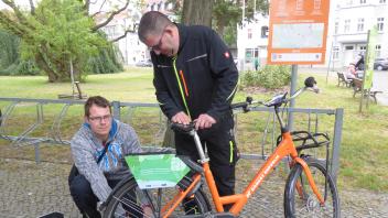 Bike Sharing in der Prignitz: Enrico Krüger und Denis Raddatz von der Lebenshilfe Prignitz kontrollieren ein Leihrad. 