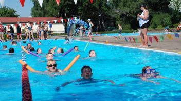 In diesem Jahr fällt am 7. Juli im Freibad Karstädt um 9 Uhr der Startschuss zum traditionellen 12-Stunden-Schwimmen. 