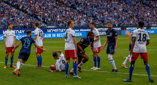 Gegensätzliche Emotionen: Während die Spieler von Hertha BSC das Kopfballtor von Kapitän Dedryck Boyata (4. von rechts) bejubeln, sind die Spieler des HSV entsetzt.