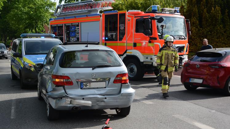 Reinbek: Drei Autos Kollidieren, Fünf Verletzte | SHZ