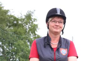 Christina Rösch nimmt die Siegerehrung zu Pferd vor.