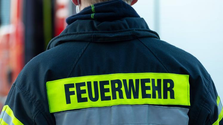 Melle, Deutschland 02. Maerz 2021: Ein Feuerwehrmann mit der einer Feuerwehrjacke und der Aufschrift Feuerwehr. Landkrei
