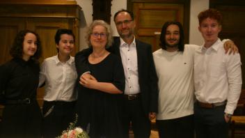 Die Gastfamilie feiert mit ihrem zweiten Gastschüler (v.l.):  Paula, Emma und Anne Seela, Christian Seyffert, Gastschüler Jacopo Carlesi und Carl Seyffert.