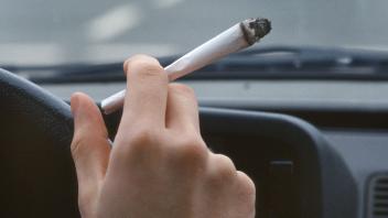 21 05 2005 Essen rdrhein Westfalen DEU Drogen am Steuer Ein junger Autofahrer raucht einen Jo