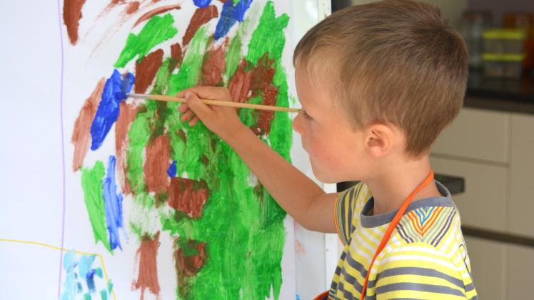 Mit selbst gemalten Bildern feiert die Fritz-Reuter-Apotheke den diesjährigen Kindertag. 