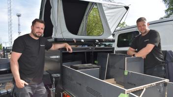 Die Rostocker Tuning-Profis Robert Pfannenstiel (l.) und Jens Klückmann von der Van-Haltestelle bauen gerade einen von ihnen selbst konstruierten Camping-Anhänger. 