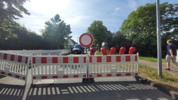 Der erste Bauabschnitt der Straße Am Immensoll in Neumühle ist abgesperrt, bald beginnen die Arbeiten.