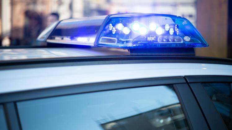 Polizeieinsatz ( Symbolbild ) Polizeiwagen mit Blaulicht im Einsatz in München. -- Police car with bluelight in operatio