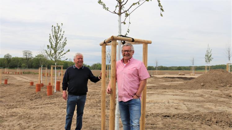Sie haben gut lachen, Norbert Möller als stellv. Schulleiter  (re.) und Zarrentins Bürgermeister Klaus Draeger vor einigen der neu gepflanzten Bäume am Schulcampus. Die werden jetzt fast alle von Sponsoren bezahlt.