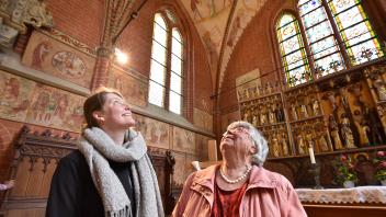 Die jugendpädagogische Mitarbeiterin Jana Lechner (l.) und die ehemalige Gemeindepädagogin Brigitte Krause nehmen die Deckenmalereien der Kirche in Augenschein.