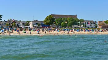 Badestrand voller Strandkörbe und Urlauber