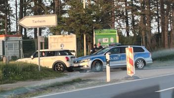 Eine Polizeistreife kontrolliert ein Auto zu Pfingsten auf Sylt.