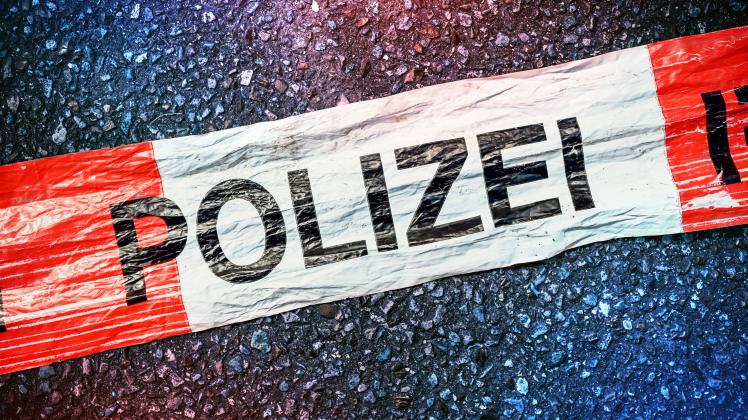 Polizei-Absperrband auf Straße *** Police barrier tape on road