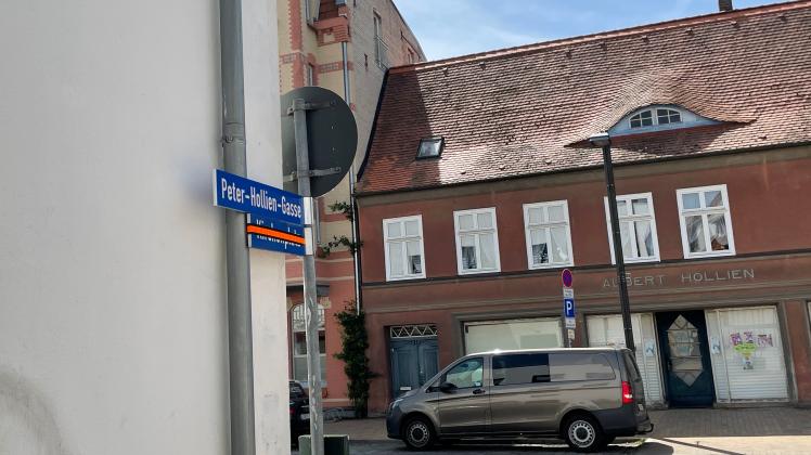 Diesen Weg ist Peter Hollien oft gegangen, wenn er von seinem Wohnhaus zur Kirche wollte. Mit der Umbenennung des schmalen Weges zwischen Langestraße und Kirchenplatz wurde dem Bützower postum eine besondere Ehre zuteil.