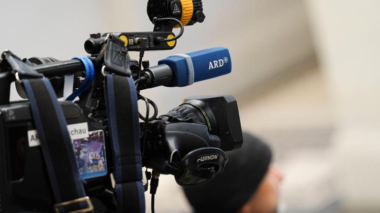 Symbolfoto TV Sender ARD Symbolbild einer Kamera und Mikrofon der ARD, das Erste, oeffentlich rechtliches Fernsehen und 