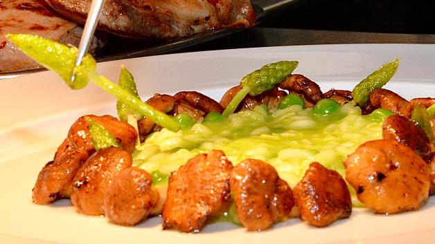 Grün, leicht gebunden - hier mit wildem Spargel sowie von gebratenen Pfifferlingen umrahmt: das Erbsenrisotto. Grün, leicht gebunden - hier mit wildem Spargel sowie von gebratenen Pfifferlingen umrahmt: das Erbsenrisotto.