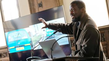 Vorstellung im Rathaus: Ibrahim Mahama erklärt im Friedenssaal seine Arbeitsweise und seine Idee für Osnabrück. 