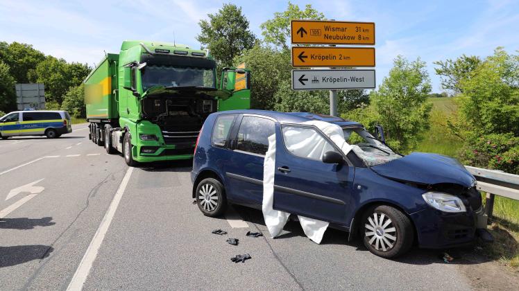 Auf der Bundesstraße 105 nahe der Ortschaft Kröpelin im Landkreis Rostock hat sich ein tödlicher Verkehrsunfall zugetragen.