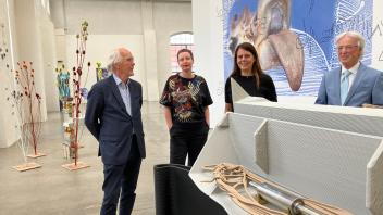 40 Jahre Kunstverein Lingen: In der Kunstschule und der Kunsthalle (Foto) finden aus Anlass dieses Jubiläums Ausstellungen statt - diese präsentieren (von links) Heiner Schepers, Meike Behm, Annette Sievers und Georg Aehling.